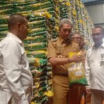Wali Kota Bogor, Dedie A Rachim saat meninjau beras di gudang Bulog, Foto/Adi Wirman