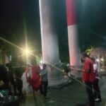 Tim panitia Festival Merah Putih tengah memasang bendera merah putih di Lawang Salapan, Kota Bogor, Foto/Adi Wirman