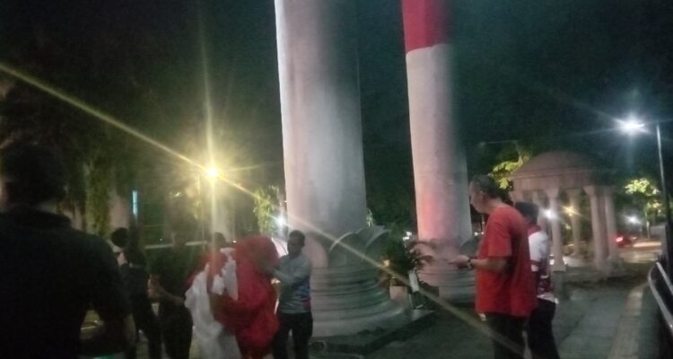 Tim panitia Festival Merah Putih tengah memasang bendera merah putih di Lawang Salapan, Kota Bogor, Foto/Adi Wirman