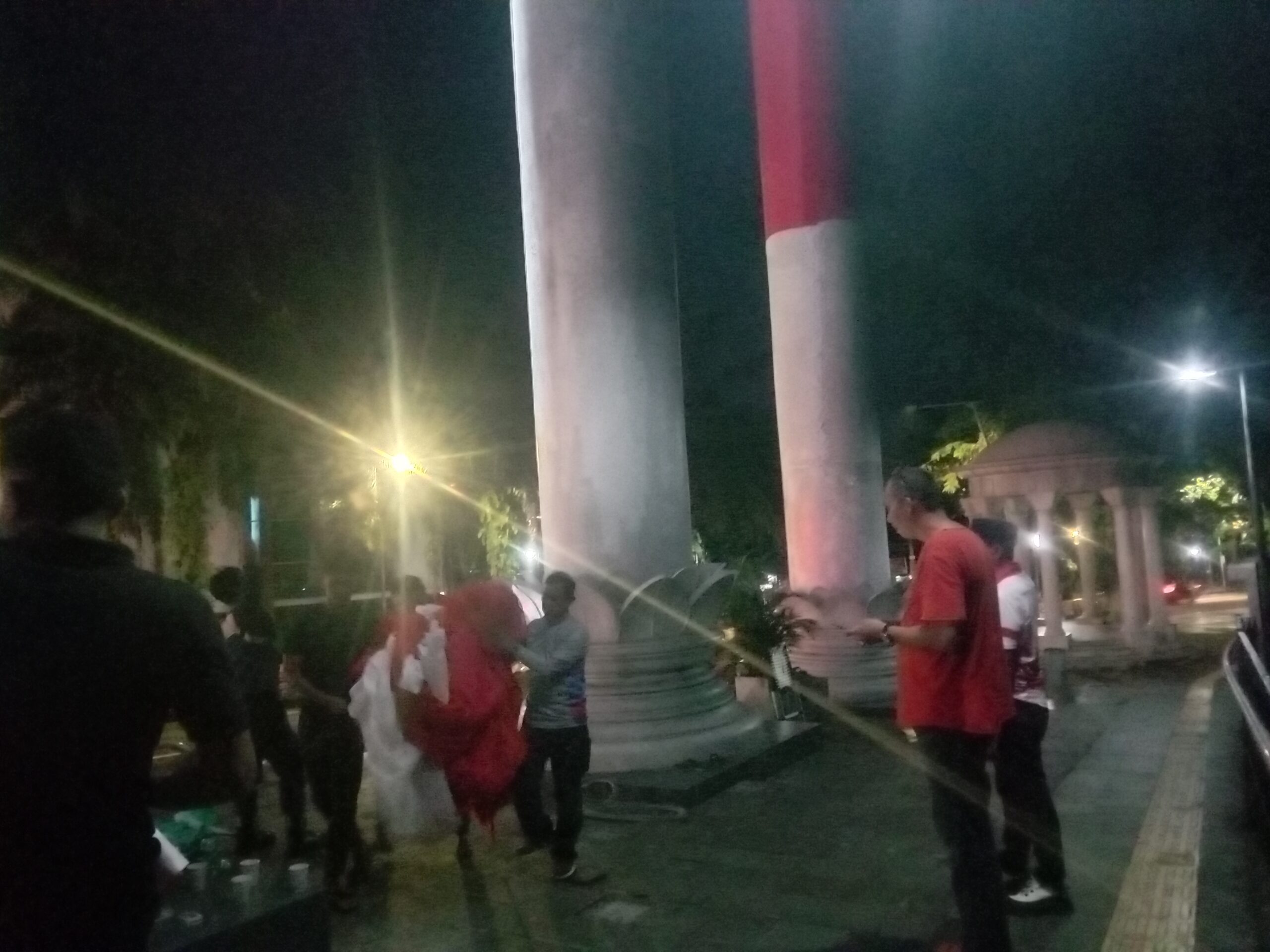 Tim panitia Festival Merah Putih tengah memasang bendera merah putih di Lawang Salapan, Kota Bogor, Foto/Adi Wirman
