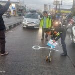 Polisi sedang melakukan leh tkp kecelakaan di Parung Bogor