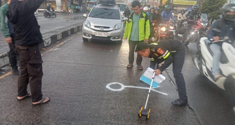 Polisi sedang melakukan leh tkp kecelakaan di Parung Bogor