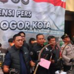 Kasat Reskrim saat menunjukan alat bukti tawuran di Polsek Bogor Timur, Foto/ Humas Polresta Bogor Kota