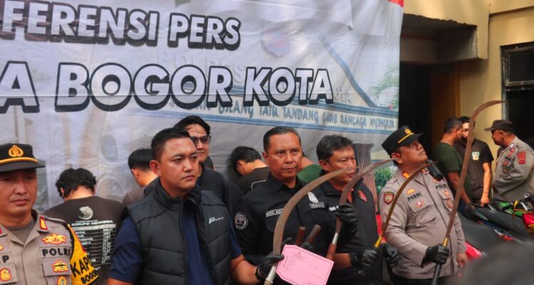 Kasat Reskrim saat menunjukan alat bukti tawuran di Polsek Bogor Timur, Foto/ Humas Polresta Bogor Kota