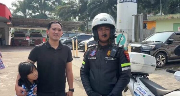 anggota Bripda Jonathan Naibaho bersama keluarga yang di kawal saat jalur one way di puncak Bogor, Foto/Satlantas Polres Bogor
