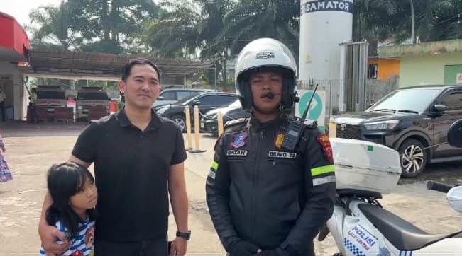 anggota Bripda Jonathan Naibaho bersama keluarga yang di kawal saat jalur one way di puncak Bogor, Foto/Satlantas Polres Bogor anggota Bripda Jonathan Naibaho bersama keluarga yang di kawal saat jalur one way di puncak Bogor, Foto/Satlantas Polres Bogor