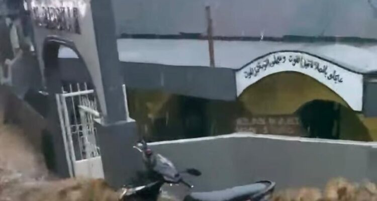 Banjir membuat satu motor terseret arus, Foto/Istimewa