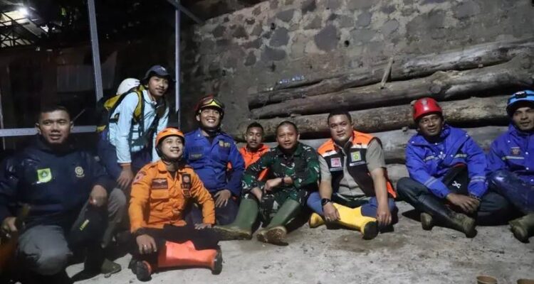 Bupati Bogor, Rudy susmanto bersama para relawan saat meninjau lokasi bencana di kawasan Megamendung Puncak Bogor, Foto/Diskominfo