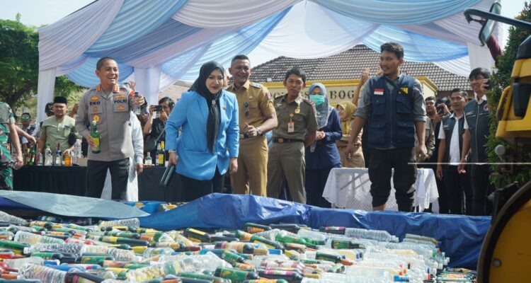 Wakil Ketua Komisi I DPRD Kota Bogor, Hj. Hakanna dari fraksi PAN mewakili Ketua DPRD Kota Bogor, menghadiri pemusnahan belasan ribu minuman alkohol (minol) ilegal, foto/Humpro Setwan DPRD Kota Bogor