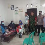 Aparat setempat bersama warga saat mengevakuasi bayi yang diduga dibuang , Foto/Istimewa