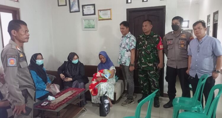 Aparat setempat bersama warga saat mengevakuasi bayi yang diduga dibuang , Foto/Istimewa