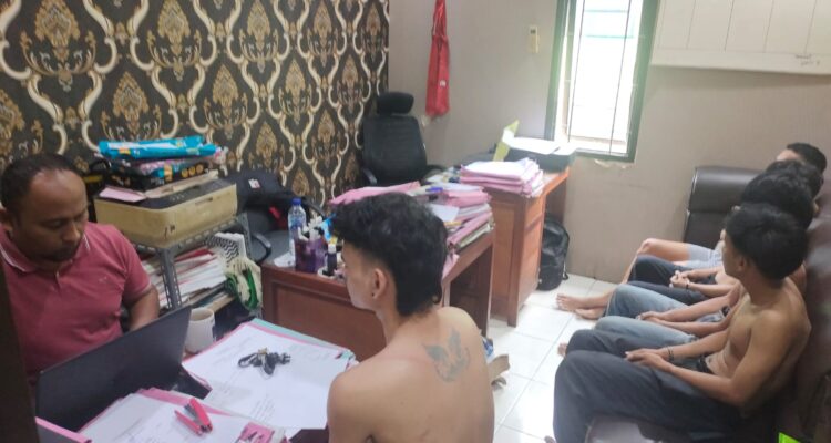 Polsek Bogor Timur saat memerika 5 orang yang hendak tawuran, Foto/Humas Polsek Bogor Timur