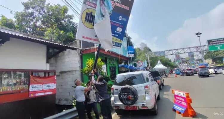 Pemerintah Kabupaten Bogor saat melakukan penertiban reklame, Foto/Diskominfo Kabupaten Bogor