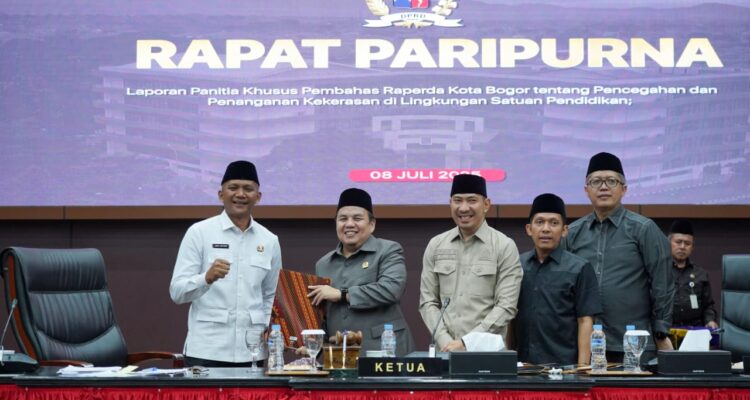 Foto bersama Wakil Wali Kota Bogor, Jenal Mutaqin dengan pimpinan DPRD Kota Bogor,Foto/Humpro DPRD Kota Bogor