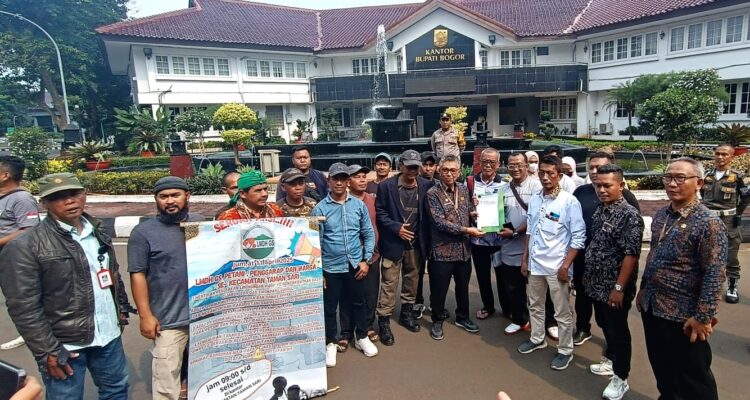 Puluhan warga dari tiga desa di Kecamatan Tamansari mendatangi Kantor Bupati Bogor, Foto/Istimewa