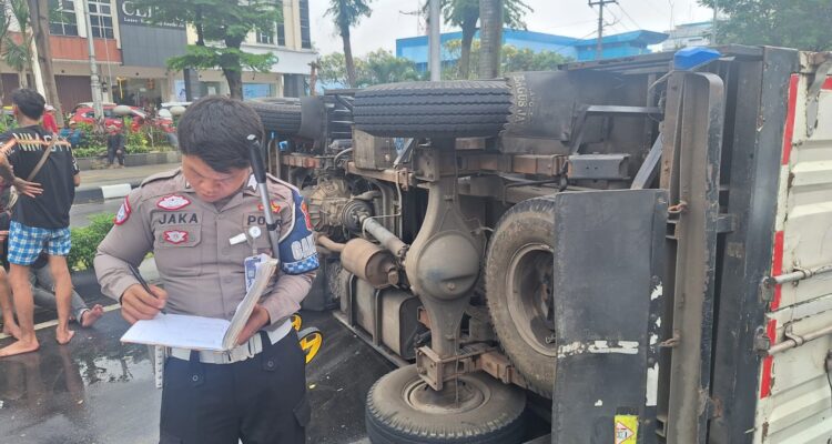 Peristiwa truk terguling di Jalan Raya Tegar Beriman, Cibinong Bogor, Foto/Humas Polres Bogor