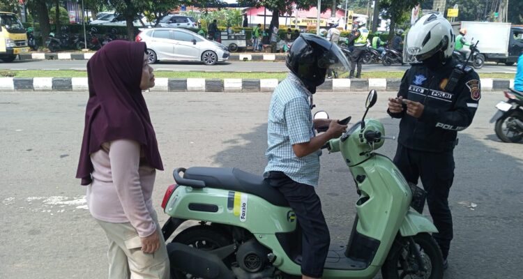 Anggota Satlantas Polres Bogor saat menindak pengendara yang melakukan pelanggaran di Operasi Lodaya 2025,Foto/Istimewa