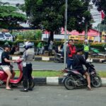 Polres Bogor saat melakukan penilangan terhadap pengendara dalam operasi patuh Lodaya 2025, Foto/Istimewa