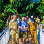 Dedie A. Rachim turun langsung ke Danau Situgede, Selasa 29 Juli 2025, menyoroti aksi heroik seorang pemuda yang selama lebih dari satu dekade berjibaku membersihkan sampah di danau alami itu seorang diri