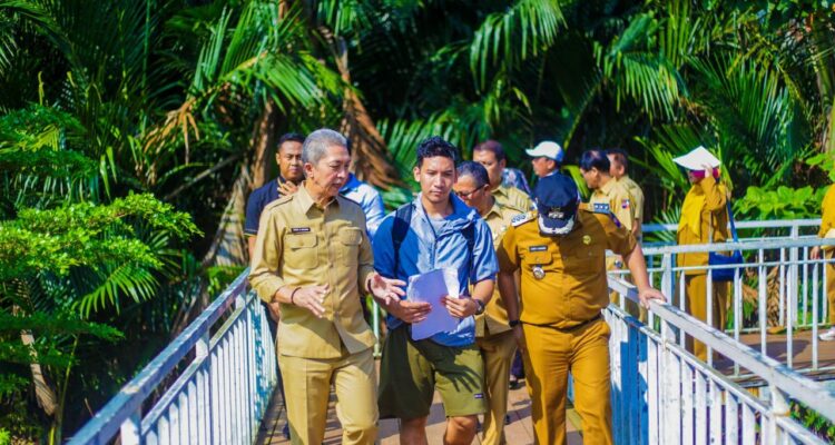 Dedie A. Rachim turun langsung ke Danau Situgede, Selasa 29 Juli 2025, menyoroti aksi heroik seorang pemuda yang selama lebih dari satu dekade berjibaku membersihkan sampah di danau alami itu seorang diri