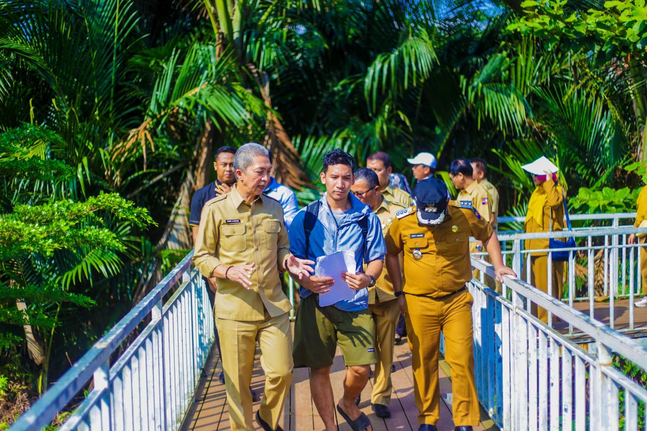 Dedie A. Rachim turun langsung ke Danau Situgede, Selasa 29 Juli 2025, menyoroti aksi heroik seorang pemuda yang selama lebih dari satu dekade berjibaku membersihkan sampah di danau alami itu seorang diri