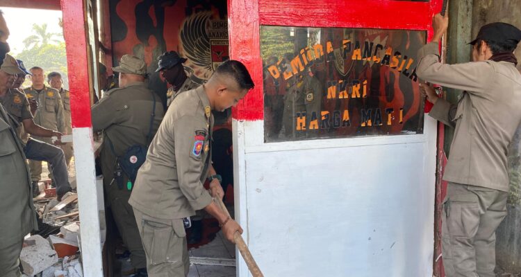 Satpol PP Kabupaten Bogor saat membongkar bangunan liar di Cileungsi Bogor, Foto/Echa Nur Maulida