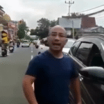 Anggota polisi lalu lintas dihadang saat mengawal mobil yang membawa anak sakit di jalur Puncak, Kabupaten Bogor, Foto/Instgaram @Jakut,Info