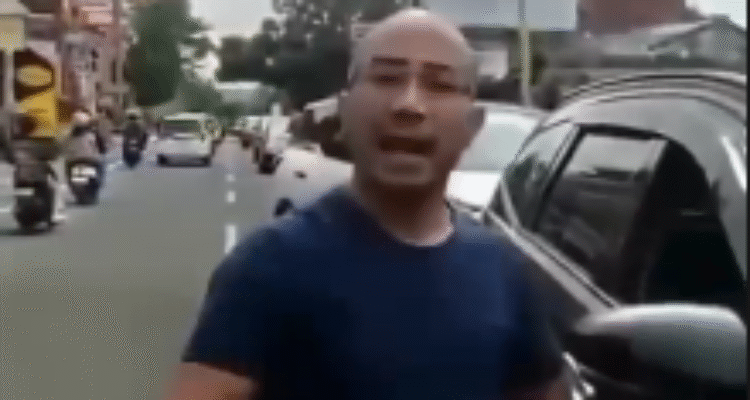 Anggota polisi lalu lintas dihadang saat mengawal mobil yang membawa anak sakit di jalur Puncak, Kabupaten Bogor, Foto/Instgaram @Jakut,Info