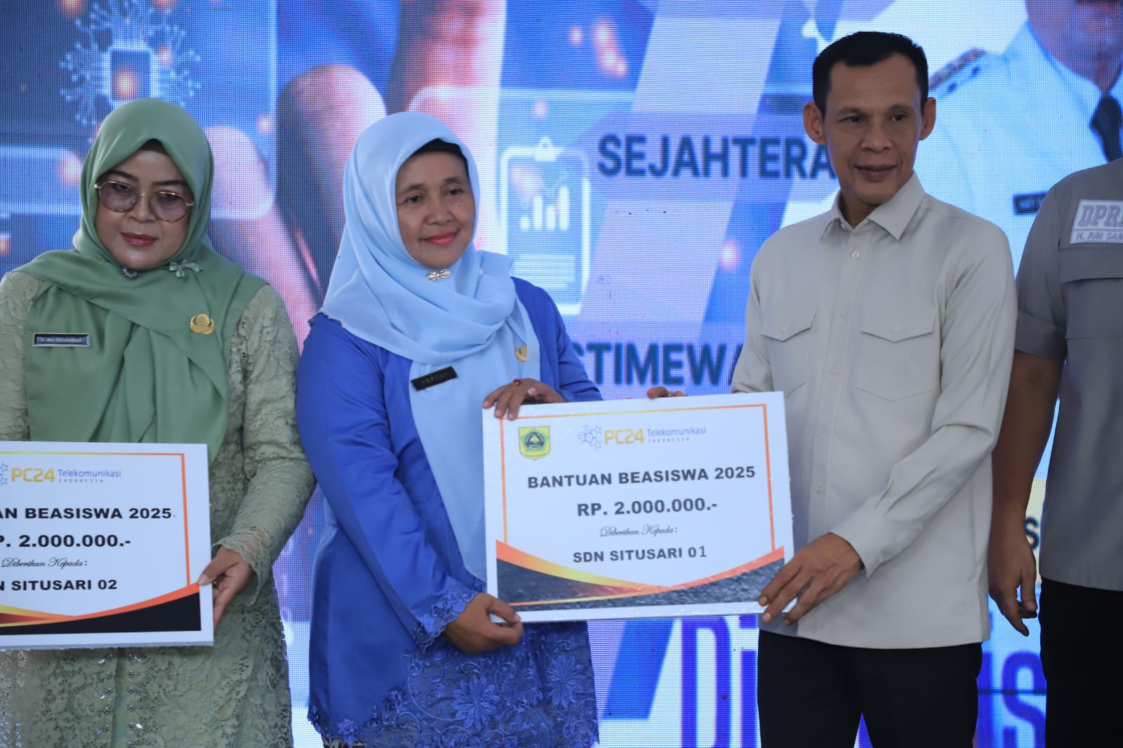 Wakil Bupati Bogor Ade Ruhandi saat meresmikan peluncuran program Desa Digital di Desa Situsari, Foto/Diskominfo Kabupaten Bogor