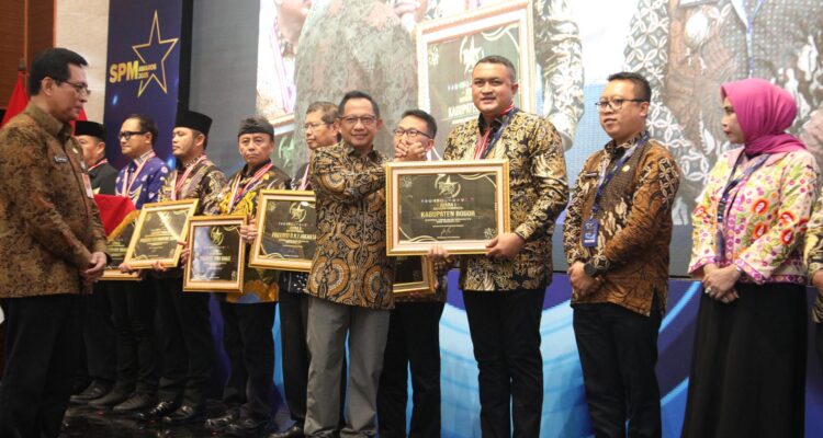 Bupati Bogor, Rudy Susmanto saat menerima penganugerahaan Standar Pelayanan Minimal (SPM) Awards tahun 2025, Foto/Diskominfo Kabupaten Bogor