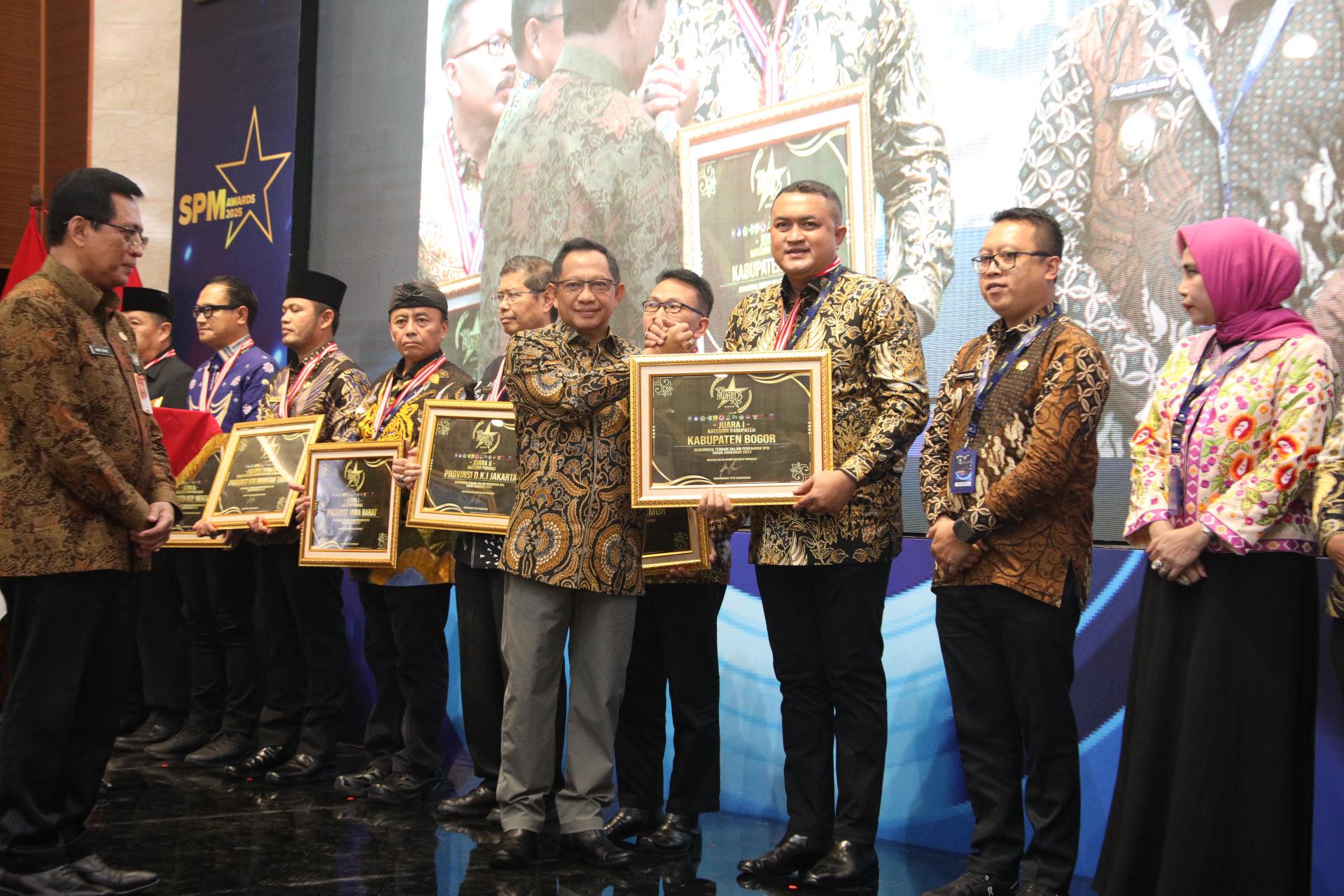 Bupati Bogor, Rudy Susmanto saat menerima penganugerahaan Standar Pelayanan Minimal (SPM) Awards tahun 2025, Foto/Diskominfo Kabupaten Bogor Bupati Bogor, Rudy Susmanto saat menerima penganugerahaan Standar Pelayanan Minimal (SPM) Awards tahun 2025, Foto/Diskominfo Kabupaten Bogor