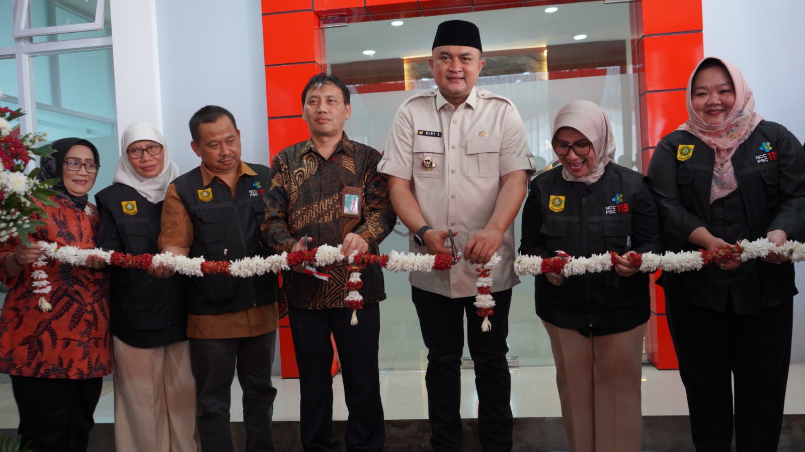 Bupati Bogor, Rudy Susmanto, meresmikan perubahan nama empat Rumah Sakit Umum Daerah (RSUD) melalui penandatanganan prasasti, Foto Diskominfo Kabupaten Bogor