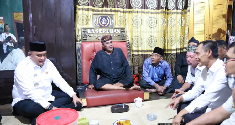 Bupati dan Wakil Bupati Bogor bersama para tokoh yamg ada di Kampung Urug, Foto/Diskominfo Kabupaten Bogor