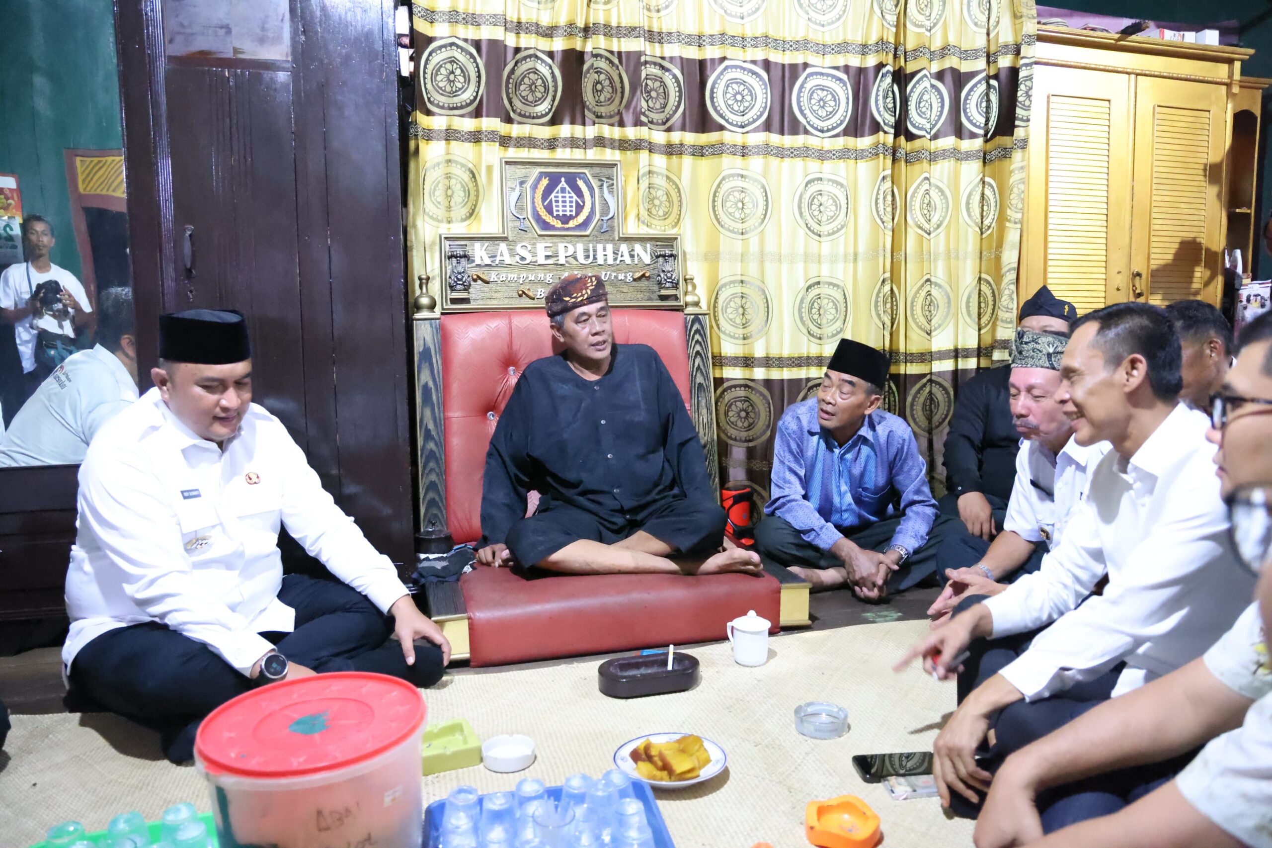 Bupati dan Wakil Bupati Bogor bersama para tokoh yamg ada di Kampung Urug, Foto/Diskominfo Kabupaten Bogor