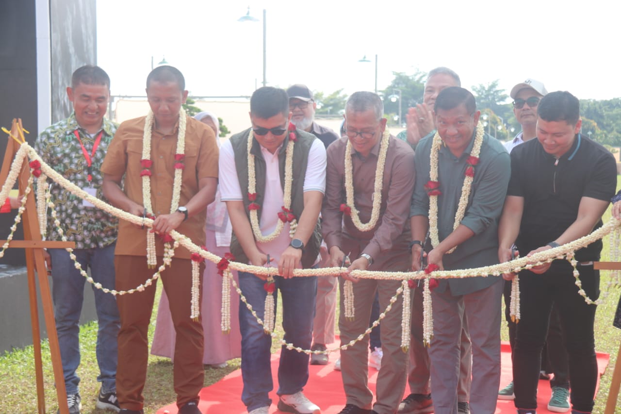 Kerua DPRD Kabupaten Bogor bersama Kepala Dinas Tanaman Pangan, Hortikultura dan Perkebunan (Distanhorbun) Kabupaten Bogor, Entis Sutisna saat meresmikan kontes bonsai 2025, foto.Diskominfo Kabupaten Bogor
