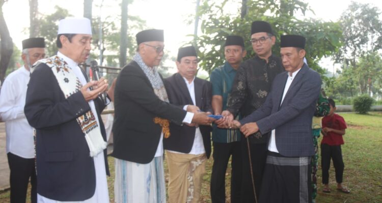 Wakil Bupati Bogor, Ade Ruhandi saat menyerahkan hewan Qurban di Perayaan Idul Adha 1446, Foto/Diskominfo Kabupaten Bogor