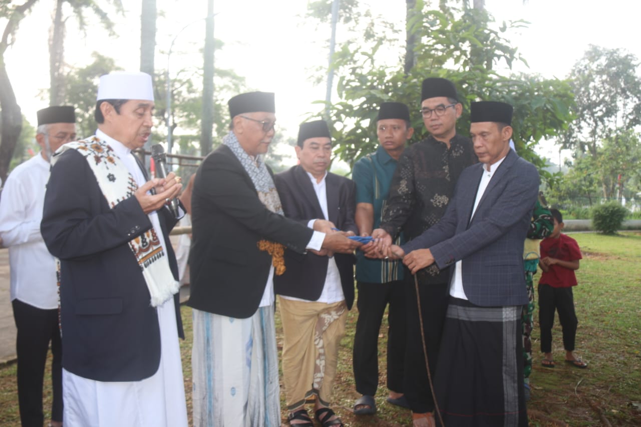 Wakil Bupati Bogor, Ade Ruhandi saat menyerahkan hewan Qurban di Perayaan Idul Adha 1446, Foto/Diskominfo Kabupaten Bogor