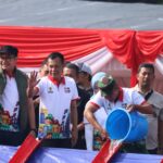 wakil Bupati Bogor, Ade Ruhandi saat menebarkan benih iklan di Situ Plaza Cibinong, Foto/Diskominfo Kabupaten Bogor