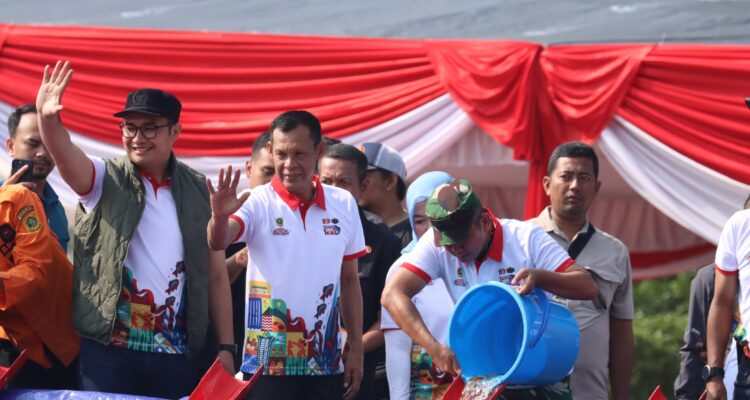 wakil Bupati Bogor, Ade Ruhandi saat menebarkan benih iklan di Situ Plaza Cibinong, Foto/Diskominfo Kabupaten Bogor