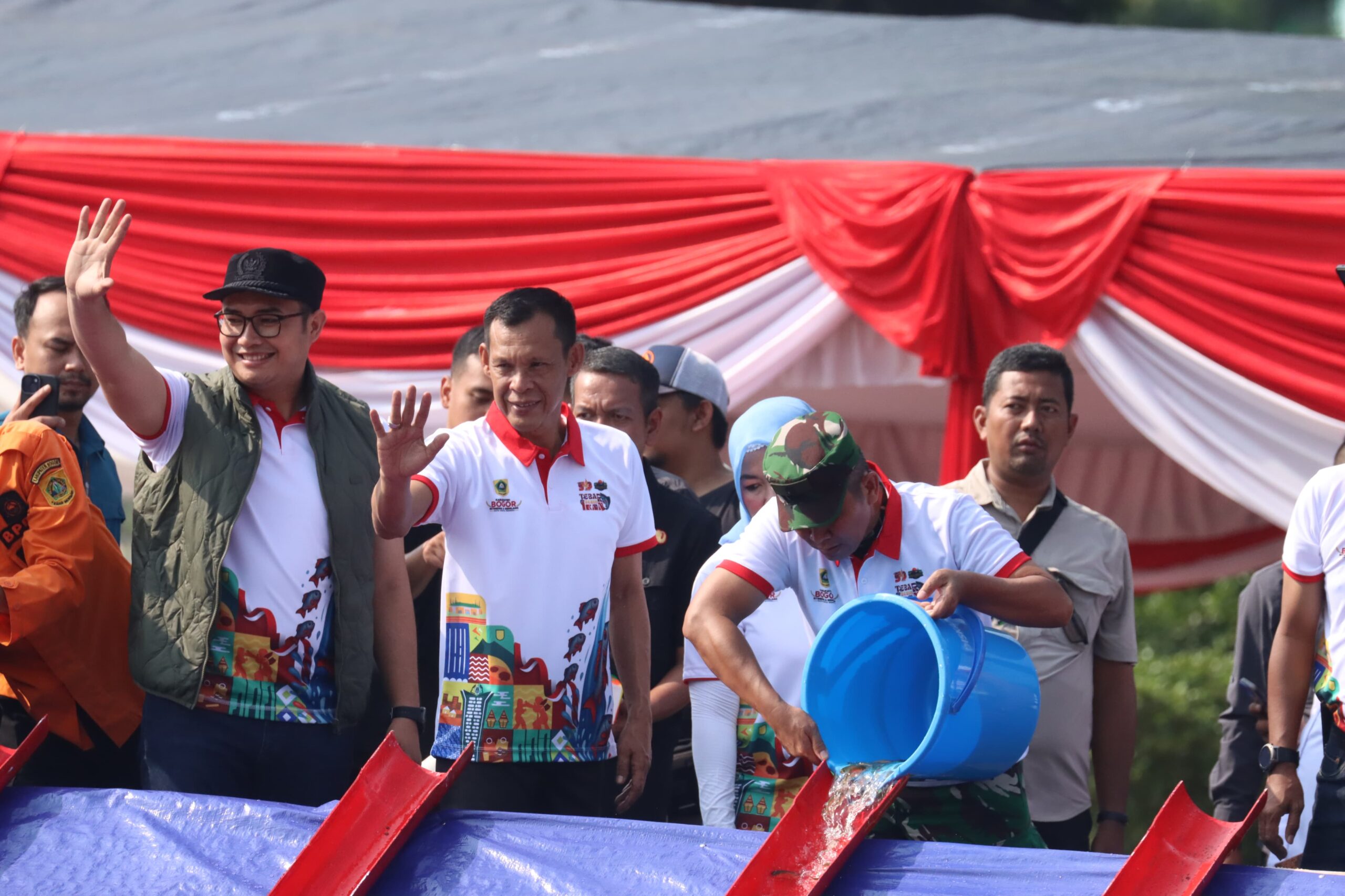 wakil Bupati Bogor, Ade Ruhandi saat menebarkan benih iklan di Situ Plaza Cibinong, Foto/Diskominfo Kabupaten Bogor