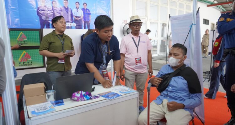 Salah satu pelamar yang juga penyandang disabilitas saat menyerahkan surat lamaran dalam kegiatan Job Fair 2025, Foto/Diskominfo Kabupaten Bogor