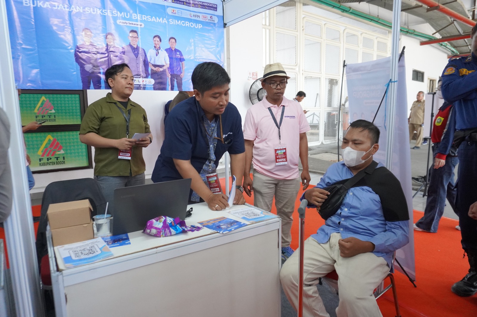 Salah satu pelamar yang juga penyandang disabilitas saat menyerahkan surat lamaran dalam kegiatan Job Fair 2025, Foto/Diskominfo Kabupaten Bogor Salah satu pelamar yang juga penyandang disabilitas saat menyerahkan surat lamaran dalam kegiatan Job Fair 2025, Foto/Diskominfo Kabupaten Bogor