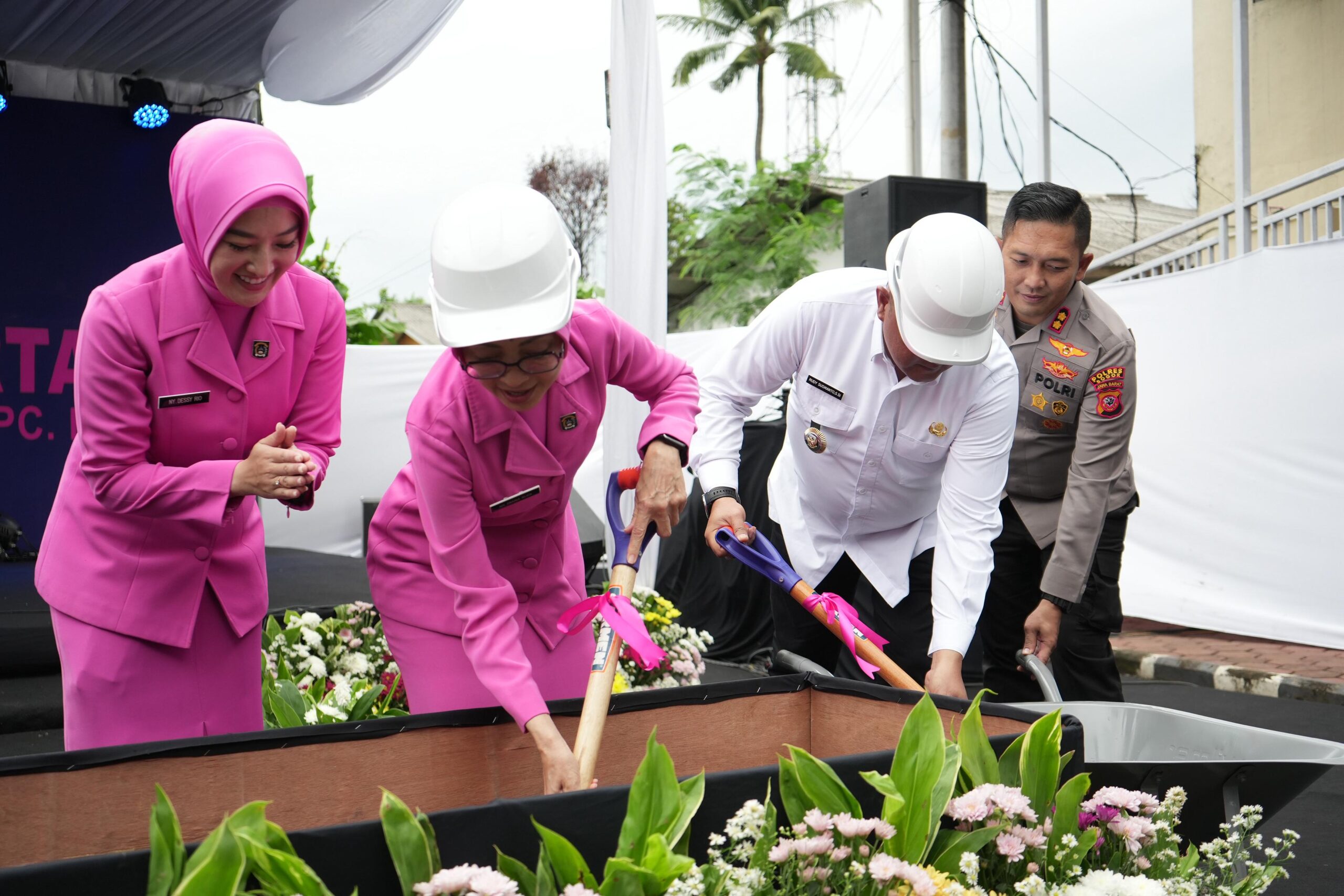 Bupati Bogor, Rudy Susmanto saat melakukan peletakan batu pertama Geung Byangkari, Foto/Diskominfo Kabupaten Bogor