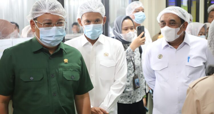 Wakil Bupati Bogor, Jaro Ade bersama Kepala Bappenas saat meninjau SPPG Megamendung, Foto/DIskominfo Kabupaten Bogor