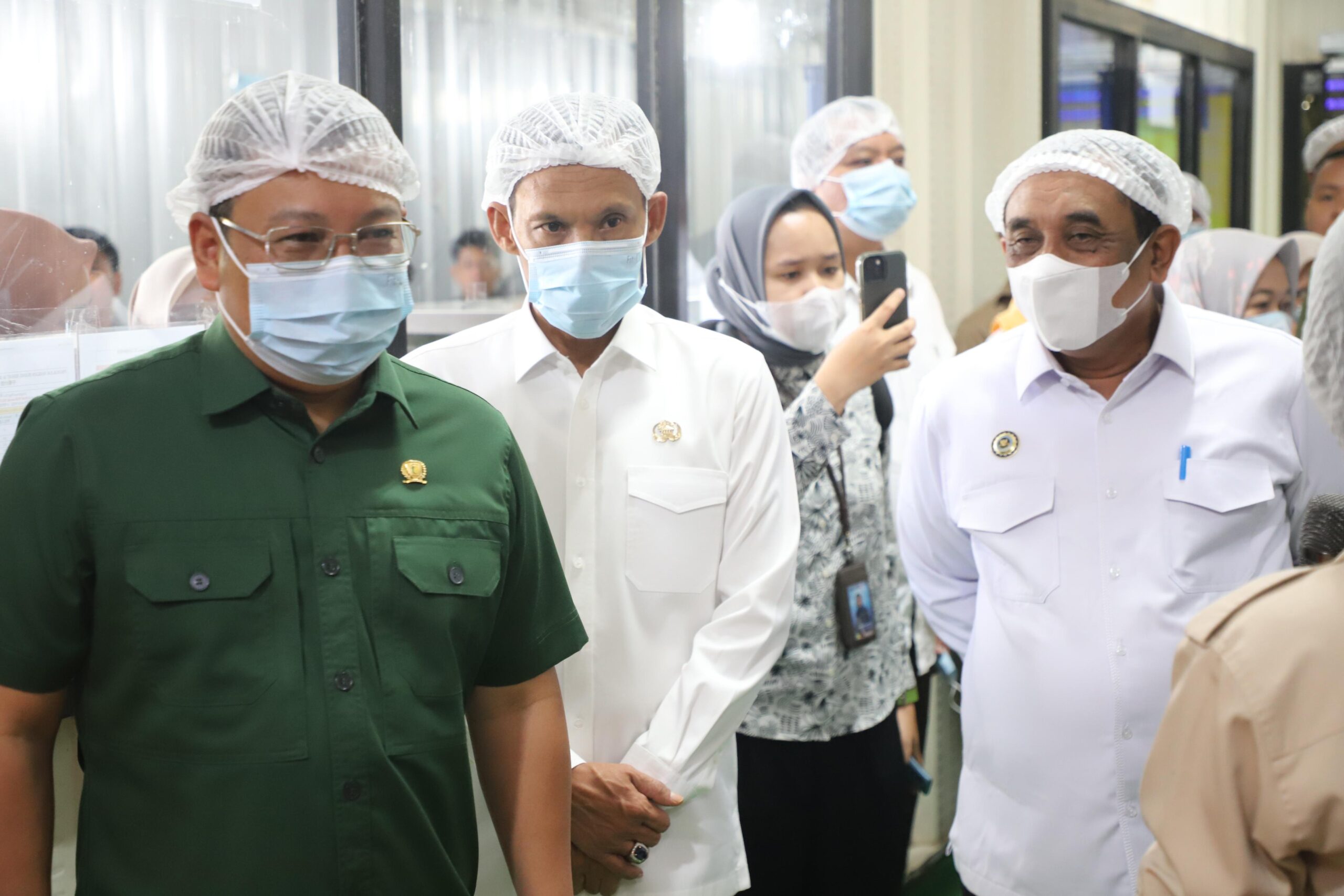 Wakil Bupati Bogor, Jaro Ade bersama Kepala Bappenas saat meninjau SPPG Megamendung, Foto/DIskominfo Kabupaten Bogor