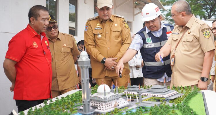 Bupati Bogor Rudy Susmanto tinjau dan pantau langsung progress pembangunan Masjid Raya Kabupaten yang berlokasi di area Stadion Pakansari, Foto/Diskominfo Kabupaten Bogor