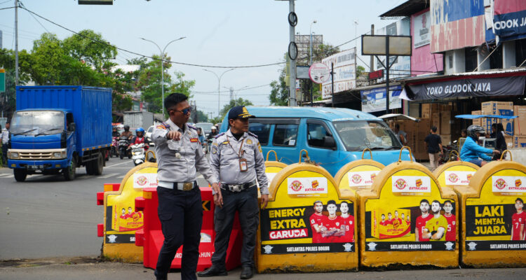 Dinas Perhubungan Kabupaten Bogor bersama Polres Bogor dan Polsek Cibinong kembali mengaktifkan Alat Pemberi Isyarat Lalu Lintas (APILL) atau traffic light di Simpang Pasar Cibinong, Foto/Diskominfo Kabupaten Bogor