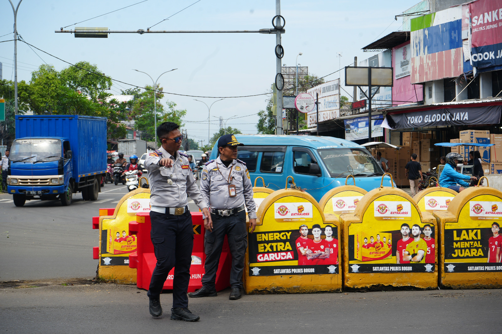 Dinas Perhubungan Kabupaten Bogor bersama Polres Bogor dan Polsek Cibinong kembali mengaktifkan Alat Pemberi Isyarat Lalu Lintas (APILL) atau traffic light di Simpang Pasar Cibinong, Foto/Diskominfo Kabupaten Bogor Dinas Perhubungan Kabupaten Bogor bersama Polres Bogor dan Polsek Cibinong kembali mengaktifkan Alat Pemberi Isyarat Lalu Lintas (APILL) atau traffic light di Simpang Pasar Cibinong, Foto/Diskominfo Kabupaten Bogor