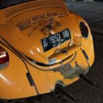 mobil antik VW Beetle tahun 1974 ringsek setelah ditabrak lari oleh pengendara lain, foto/Istimewa