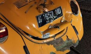 mobil antik VW Beetle tahun 1974 ringsek setelah ditabrak lari oleh pengendara lain, foto/Istimewa